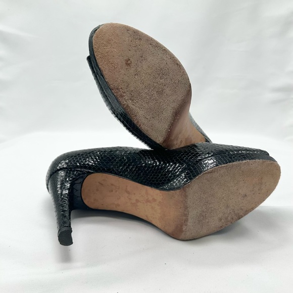 Stuart Weitzman Plainfield Peep Toe Pumps Black Size 8M - Picture 8 of 8